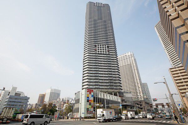【勝どきビュータワー】地下1階から地上4階に商業・公共施設を備えています。