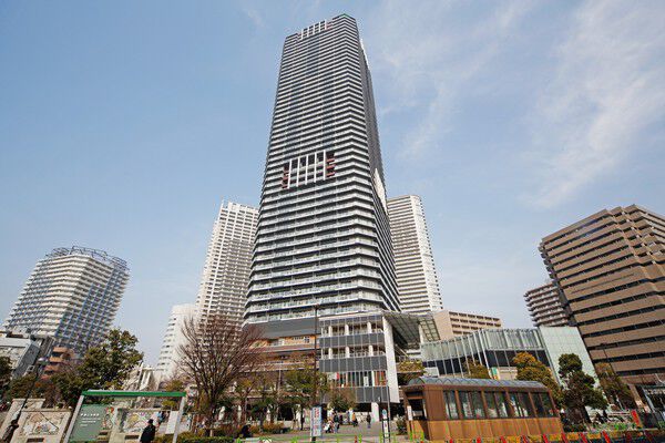 【勝どきビュータワー】南面より建物を望む。堂々とそびえるタワーに陽光が降り注ぐ。 【勝どきビュータワー】南面より建物を望む。堂々とそびえるタワーに陽光が降り注ぐ。