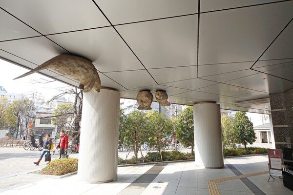 噴水に揺らめく水と緑に萌える植栽を足元に湛えた潤いの住まい。 噴水に揺らめく水と緑に萌える植栽を足元に湛えた潤いの住まい。