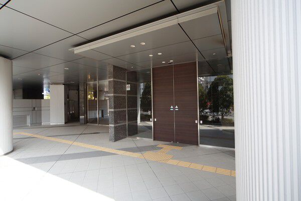 車寄せを備えたエントランスが暖かい我が家に帰りつく誇りを演出します。