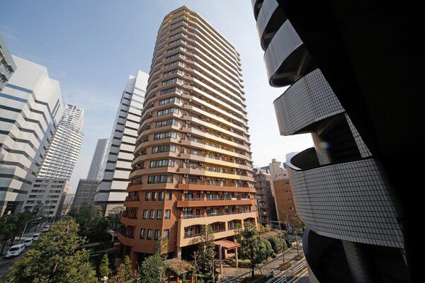 【ソフィアタワー勝どき】石積みの重厚なファサードをモチーフにした外観デザイン。 【ソフィアタワー勝どき】石積みの重厚なファサードをモチーフにした外観デザイン。