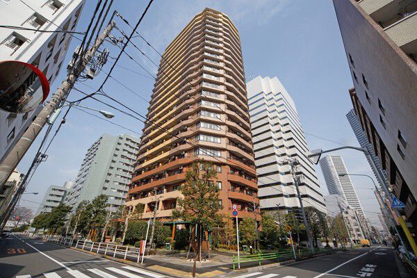 【ソフィアタワー勝どき】イエロー系とブラウン系のタイルが織り成すグラデーションが鮮やかに空に伸びる。 【ソフィアタワー勝どき】イエロー系とブラウン系のタイルが織り成すグラデーションが鮮やかに空に伸びる。