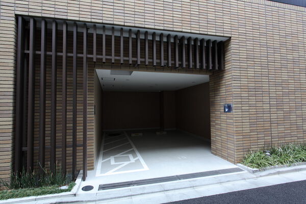 駐車場は19台分を用意。車専用の車路を設け利便性と安全性を高めています。		