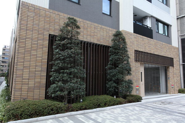 縦格子や塗り壁を採り入れたエントランス。繊細なホスピタリティを感じさせます。		