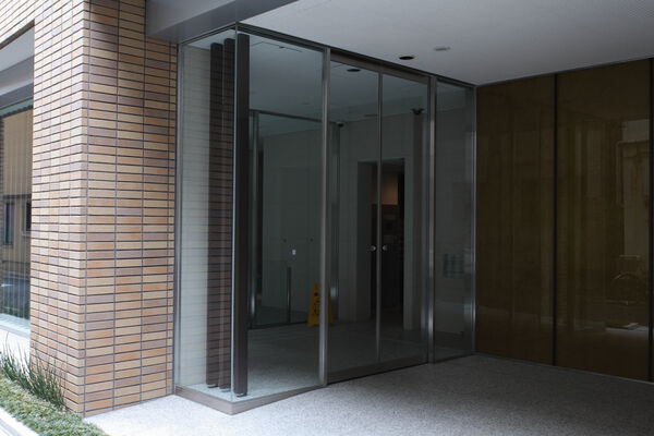 ダブルエントランスを採用。利用する駅や目的地に応じて使い分けができます。		