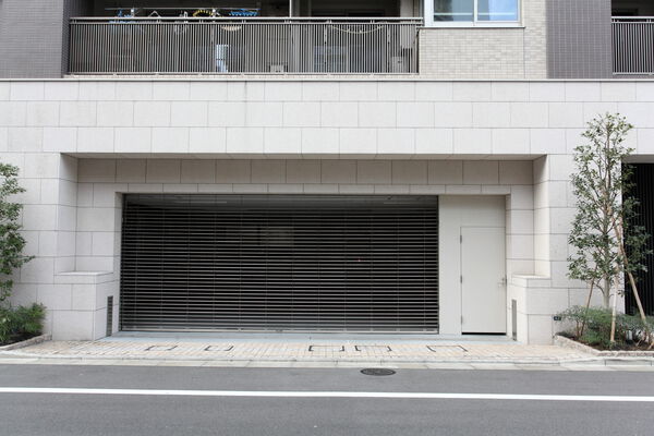 駐車場はすべて建物内に。入り口はシャッターでガードしています。		