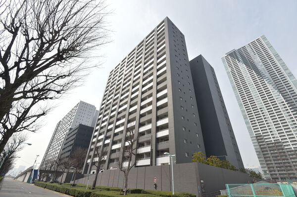 【晴海テラス】海側のキャナルテラスと、道路側のコートテラスの2棟構成です。		