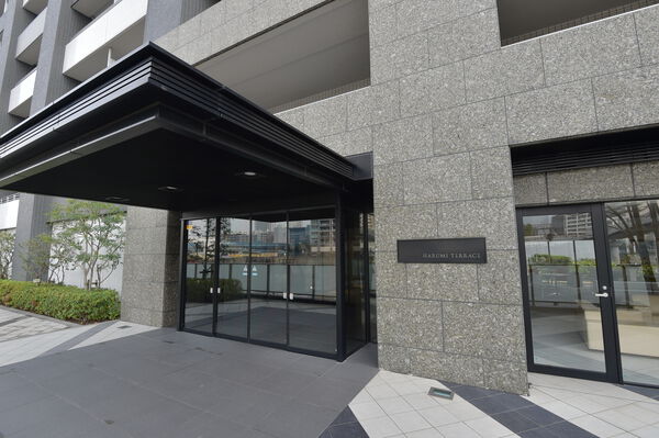 風格の漂うエントランス。アプローチは白と黒のブロックを敷き詰め軽やかに。		