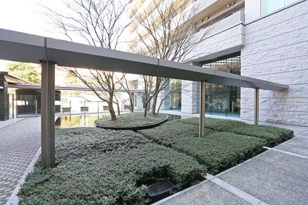 枝垂れ桜や紅葉、大楠などが、山紫水明の美しい風景の丘を創出します。		