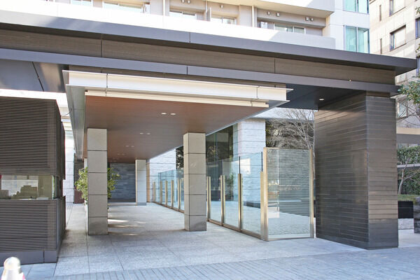 気品と美しさを湛えたエントランス。夜には幻想的な光に照らし出されます。		