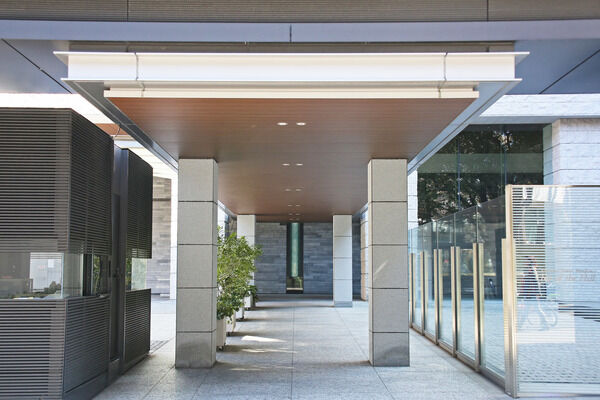 四季の森を望むライブラリーやリラクゼーションルームなど、共用スペースも充実。		