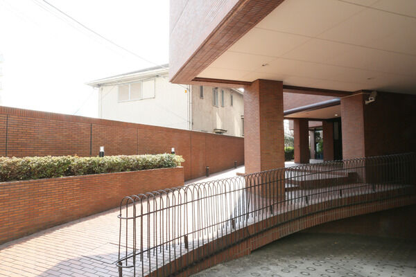 緩やかなアプローチがエントランスへと誘います。		