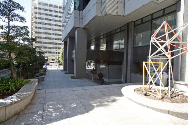 建物の1~2階部分には、高い天井と大きな列柱で構成されるピロティを設置。		