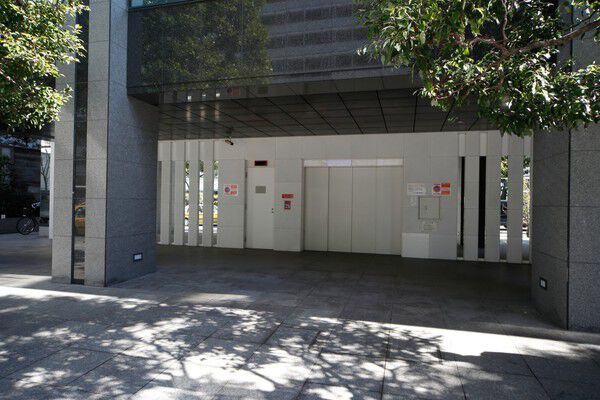 41台収容の地下駐車場は、外苑東通りに面した場所へ設置。		