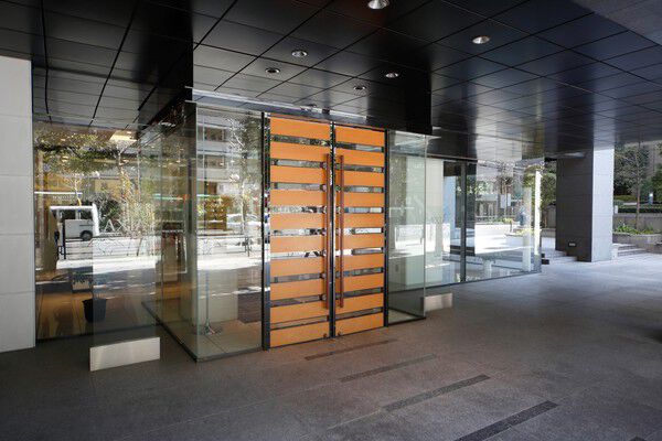 エントランスは、流行の発信地“青山”にふさわしいデザイン。		