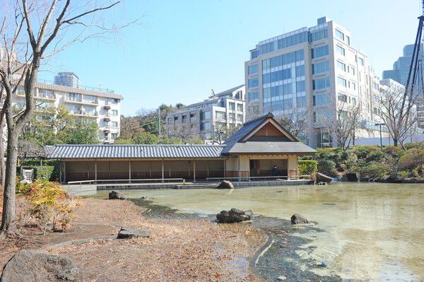 東京ミッドタウンの東側に位置する「桧町公園」まで約900m（徒歩12分）。		