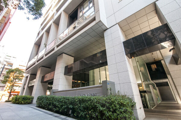 風格ただようエントランスを緑がやさしく彩ります。 風格ただようエントランスを緑がやさしく彩ります。