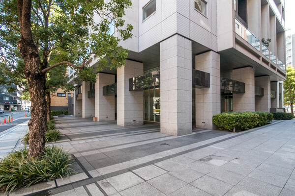 日中はコンシェルジュ、夜間はセキュリティスタッフが常駐し、 24時間有人管理。 日中はコンシェルジュ、夜間はセキュリティスタッフが常駐し、 24時間有人管理。