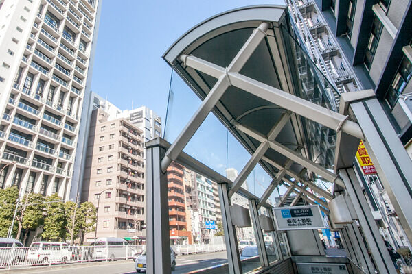 東京メトロ南北線「麻布十番」駅は、約80m(徒歩1分)。 東京メトロ南北線「麻布十番」駅は、約80m(徒歩1分)。