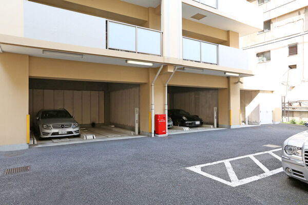 建物1階部分にも駐車場を確保しています。		