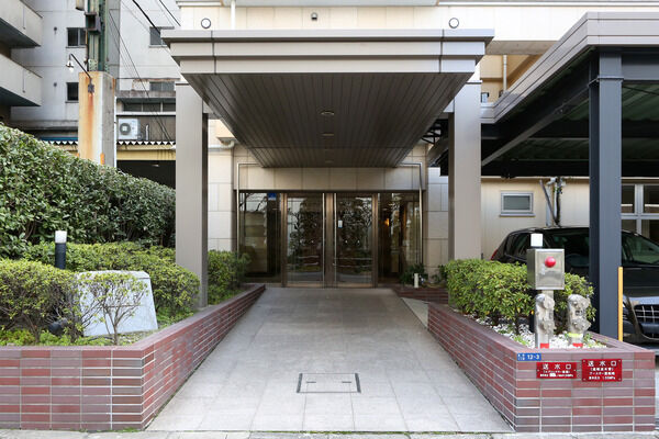 緩やかなスロープが人に優しいエントランス。		