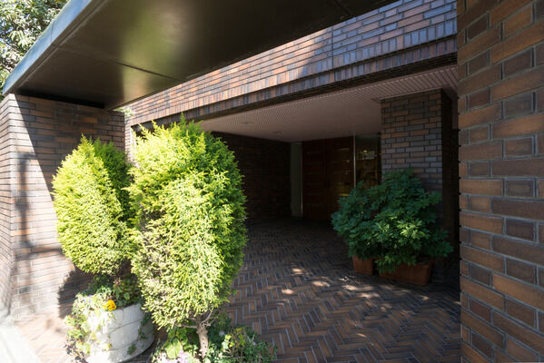 風格ある邸宅のようなエントランス。