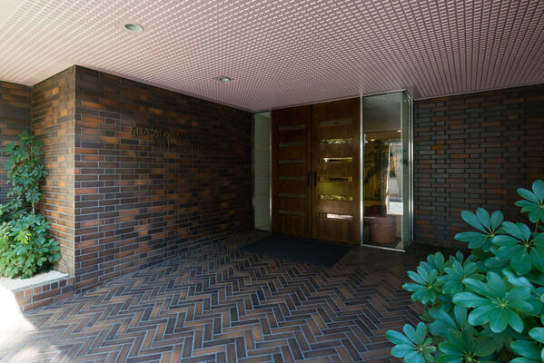 上質なエントランスが、来訪者を出迎えてくれます。