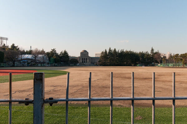 「明治神宮野球場」までは、約630m（徒歩8分）。