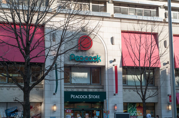 「ピーコックストア青山店」へは、約380ｍ（徒歩5分）。