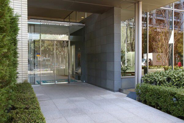 エントランスはライムストーン調の石と緑が一段と和らいだ雰囲気を演出します。		 エントランスはライムストーン調の石と緑が一段と和らいだ雰囲気を演出します。