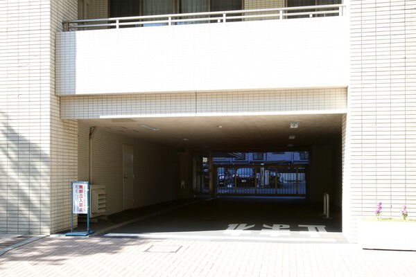 119台収容の駐車場のオートゲートの先には車寄せのコーチエントランスを設置。 119台収容の駐車場のオートゲートの先には車寄せのコーチエントランスを設置。