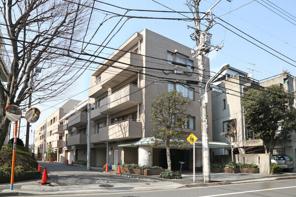 【白金三光坂パーク・マンション】閑静な邸宅地へと続く三光坂に佇む重厚感あるヴィンテージマンション。 【白金三光坂パーク・マンション】閑静な邸宅地へと続く三光坂に佇む重厚感あるヴィンテージマンション。