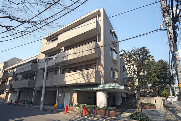 【白金三光坂パーク・マンション】地上5階、総戸数12戸の落ち着きあるコミュニティ。		 【白金三光坂パーク・マンション】地上5階、総戸数12戸の落ち着きあるコミュニティ。