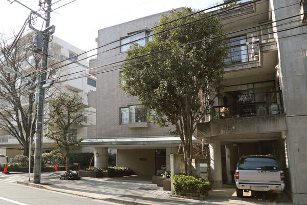 【白金三光坂パーク・マンション】閑静な住宅街の景観に馴染む低層レジデンス。		 【白金三光坂パーク・マンション】閑静な住宅街の景観に馴染む低層レジデンス。