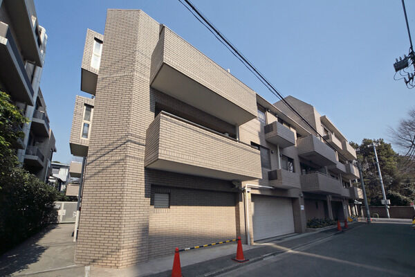 【白金三光坂パーク・マンション】南西面から見た建物。日当たり良好のバルコニーは植物を育てるのにも◎。 【白金三光坂パーク・マンション】南西面から見た建物。日当たり良好のバルコニーは植物を育てるのにも◎。