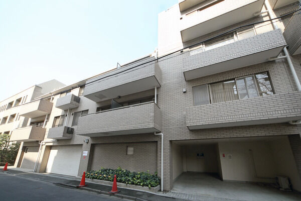 【白金三光坂パーク・マンション】南面にあるガレージ。見通しの良い道路に面しているので出庫も安心。 【白金三光坂パーク・マンション】南面にあるガレージ。見通しの良い道路に面しているので出庫も安心。