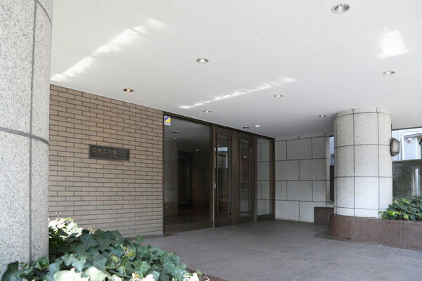 白い天井が上品なエントランスはオートロックで安全面にも配慮。		