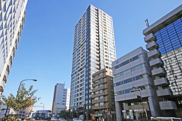 【ザ・ヒルトップタワー高輪台】真下には都営浅草線「高輪台」駅。ステーショントップという贅沢を享受できます。