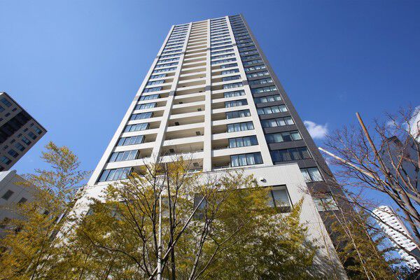 【ザ・ヒルトップタワー高輪台】白と黒のコントラストが美しく、距離や角度によって様々な表情で魅了します。		