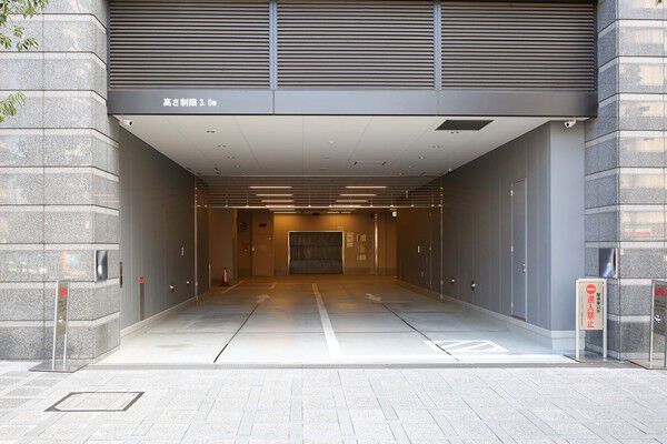 78台収容の駐車場は屋内にあるため風雨の影響を受けず、荷物の積み降ろしも快適。		