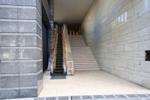 エントランスには大きな階段があり、ダイナミックな印象を放つ空間が広がります。		