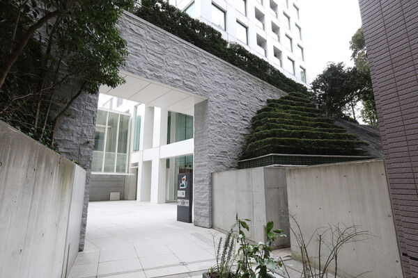 邸宅入口には、石やタイルのもつ素材感を演出に取り入れた爽快なゲート。		