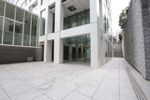 バカラのシャンデリアが輝くクリスタルラウンジが見えるアプローチ。		