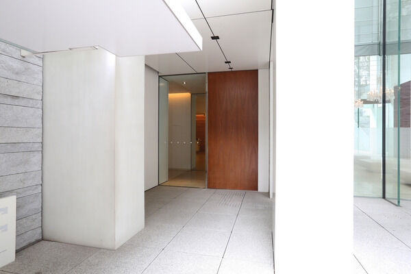 タイルと石、ガラスと木目。素材のディテールが目を引くエントランス。		