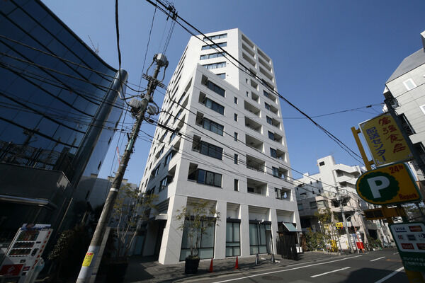 【パークリュクス西麻布】大通りから離れた落ち着きある立地。北と東の2面道路により開放感を確保。
