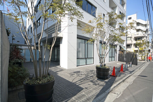 エントランス周りには数パターンの模様のガラスを採用し、表情に変化を。