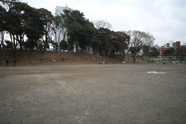 「青山公園」は、約1,200m（徒歩15分）。