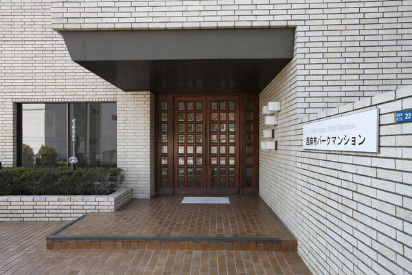 扉の先にあるエントランスホールには住人の社交場となるロビーを設置。