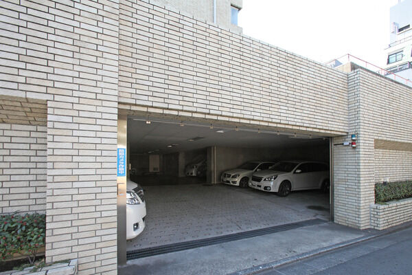 1階駐車場は10台分を用意しています。