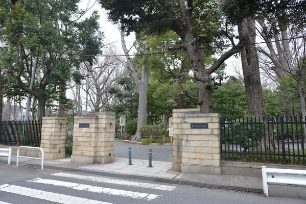 穏やかな時間が流れる「有栖川宮記念公園」は、約1,200m（徒歩15分）。